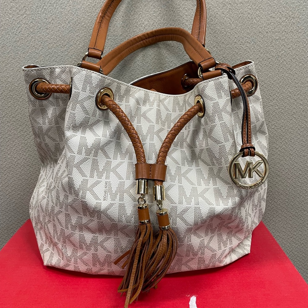 Micheal Kors white monogram hobo bag!!